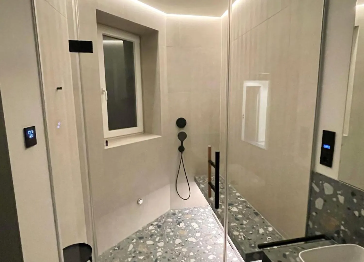 Luxurious 3 Bedroom Center Flat With Ac! Graz 0*,  Austria
